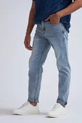 Pantalón de jean celeste de corte slim.