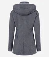 Saco largo de polivelour con textura espina de pez en tonos grises. Tiene cuello alto, capucha, cierre delantero con botón y cremallera, manga larga y bolsillos.