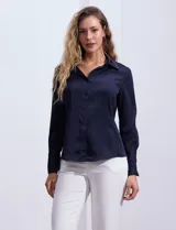 Camisa de satén azul marino, marca Tahari. Cuello con solapa y escote en V. Abertura central con botones. Manga larga con puño y botón.