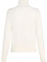 Sweater de punto color blanco, con cuello alto y logo bordado en el pecho.