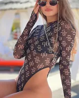 Body negro de microtul con estampado de letras blancas, mangas largas y broches inferiores.
