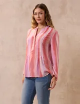 Blusa de gasa estampada con cuello a la base, escote en V y botones. Delantera con detalle plisado y mangas largas regulables con presilla y botón.