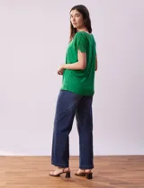 Remera verde de modal con cuello redondo y manga corta con aplique de encaje.