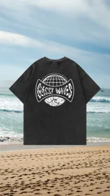 Remerón negro con estampado en el centro de un globo terráqueo con la frase "Glassy Waves".