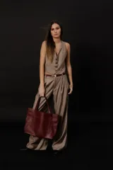 Pantalón de vestir color tostado, de corte amplio con pinzas y botón de ajuste.