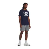 Remera color arena de Under Armour, con logo de la marca estampado en el pecho con patrón de camuflaje.