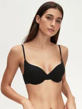 Conjunto de ropa interior con corpiño con aro y tanga, con estampado animal print de leopardo y detalles en negro.