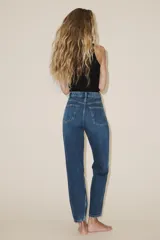 Jeans de tiro alto color negro con efecto lavado, corte mom fit, cinco bolsillos y cierre frontal con cremallera y botón metálico.