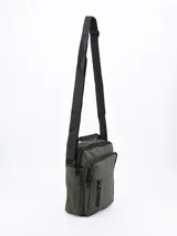 Bandolera verde militar con correa ajustable negra, cierre superior y bolsillos frontales con cremallera.
