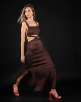 Vestido largo marrón de tejido de punto con lurex, escote cuadrado, breteles finos y aberturas laterales en la cintura y falda.