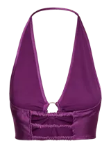 Top corto color violeta con cuello halter y detalle de aro metálico en el centro.