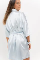 Bata corta color champagne de satén con mangas 3/4 y lazo para atar a la cintura.