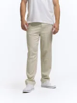 Pantalón de vestir de corte clásico color beige claro, confeccionado en una mezcla de lino y viscosa. Presenta dos bolsillos laterales y dos bolsillos traseros con botón, además de pasadores para cinturón y cierre frontal con botón.