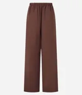 Pantalón wide leg color marrón chocolate, de corte sastrero con cintura elástica y lazo ajustable.