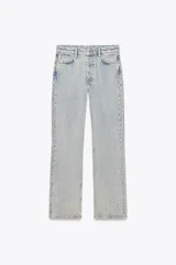 Pantalón de jean celeste con efecto lavado, de corte recto, tiro medio y cinco bolsillos.