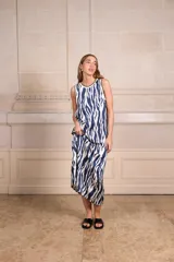 Vestido midi sin mangas con estampado animal print marrón y blanco, cuello redondo y ribetes negros.