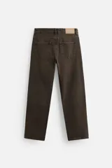 Pantalón de jean celeste de corte recto, con cinco bolsillos, efecto lavado y cierre frontal con botones.