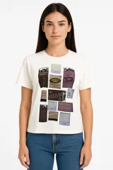 Remera negra de algodón con cuello redondo y estampado de estilo vintage con imágenes de carteles y textos relacionados con el mundo del rodeo.
