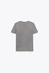 Camiseta gris de algodón y lino con cuello redondo y manga corta. Estampado frontal con el logo de la banda The Rolling Stones en color rosa.