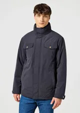 Campera de hombre color negro, con cuello alto, cierre frontal con cremallera y botones a presión, múltiples bolsillos y puños con botón.