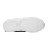 Championes urbanos Diadora modelo Set, color blanco, de caña baja y cordones. Presentan un diseño liso con el logo de la marca en el lateral y suela de goma con textura acanalada en el borde.