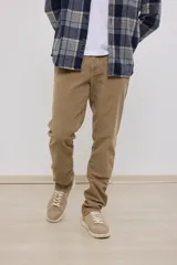 Pantalón de pana color beige, de corte recto y tiro medio.