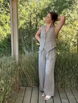 Chaleco blanco de lino con corte sastrero y botones de coco.