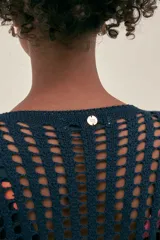 Cárdigan largo tejido con calados, color azul marino, con detalle de logo en cobre.