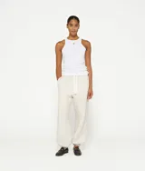 Musculosa negra de algodón orgánico con corte entallado, cuello redondo acanalado y logo de minirayas en el pecho.