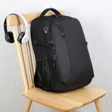 Mochila negra con bolsillo frontal vertical y capacidad para notebook. Incluye bolsillos laterales de rejilla, además de una faja y un bolsillo en la espalda para sujetarla a la valija.
