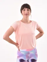 Remera color salmón de corte clásico con cuello redondo y mangas cortas.