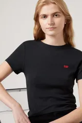 Remera negra de algodón con cuello redondo y manga corta. Tiene un pequeño logo rojo de Levi's en el pecho.