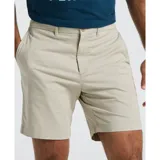 Bermuda color beige, corte chino, largo a la rodilla.