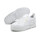 Championes Puma Mayze Classic color blanco con detalles dorados, plataforma de goma texturizada y franja característica de cuero en los laterales.