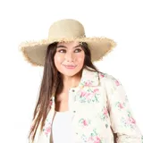 Sombrero de paja color beige con ala ancha y borde desflecado.