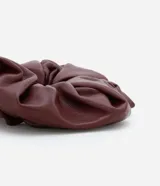 Accesorio para el pelo tipo scrunchie confeccionado en cuero sintético color bordó.