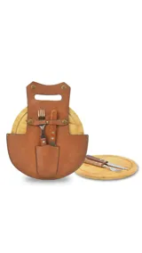 Set para parrilla que incluye plato de bamboo y estuche de símil cuero color marrón claro con ojal semi abierto y apertura con broches metálicos. Incluye juego de cubiertos con mango de madera.