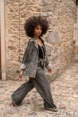 Chaqueta de denim gris con fit amplio y perlas aplicadas.