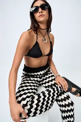 Top de bikini blanco con tirantes finos ajustables al cuello y a la espalda. Presenta volados en el escote y está confeccionado en tejido suave con acabado elástico.