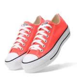 Championes Converse All Star de lona color coral, con plataforma blanca y cordones blancos.