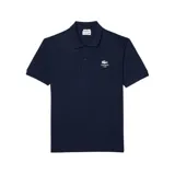 Polo de piqué de algodón azul marino, corte clásico, cuello polo acanalado con dos botones, mangas cortas, logo bordado en el pecho y confección en petit piqué de algodón.