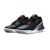Championes Jordan Max Aura 5, color blanco con detalles en rojo y amarillo.