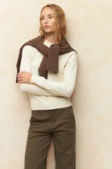Polera de manga larga y tejido tramado, ceñida al cuerpo, ideal para vestir de manera elegante.