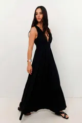 Vestido largo de fiesta color marrón oscuro con brillo, escote pronunciado en V y frunces en la cintura.