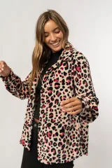 Sobre camisa marrón con estampado animal print, de corte holgado y mangas largas con puños elásticos.