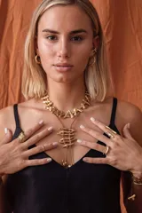 Anillo ancho de bronce con textura irregular.