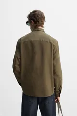 Camisa color crudo de algodón con acabado cepillado, corte relaxed fit, cuello solapa, manga larga con puño abotonado, bolsillo de parche en el pecho, efecto lavado y cierre frontal abotonado.