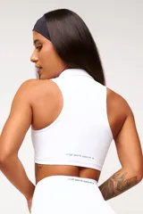 Top deportivo azul marino con cuello polo y cierre parcial con cremallera.