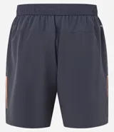 Bermuda deportiva negra sin estampado, con cintura elástica ajustable con cordón, y bolsillo lateral con cierre de cremallera contrastante.