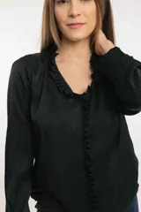 Blusa azul marino de manga larga en tela tipo seda, con escote en V con volado en todo el escote.